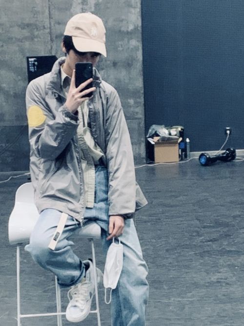 元气男孩严浩翔上线,绿色外套青春有活力,造型充满少年气息