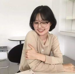 戴眼镜女生的短发