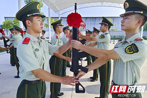 武警岳阳支队组织基层单位为新兵举行授枪仪式