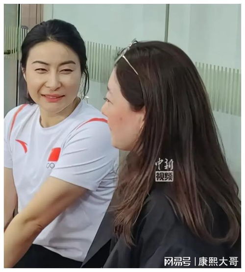 伏明霞跟郭晶晶同框看跳水,伏明霞老公梁锦松带着三个孩子也来了