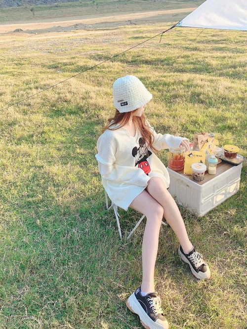 野餐时碰到的美女,穿一件卡通图案的米白色卫衣,有气质又可爱