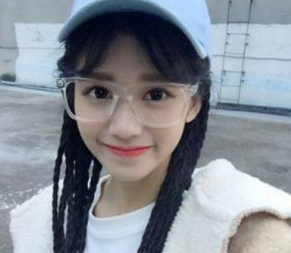 戴眼镜的女孩看过来脸上有这3个特征,会使颜值蹭蹭下滑