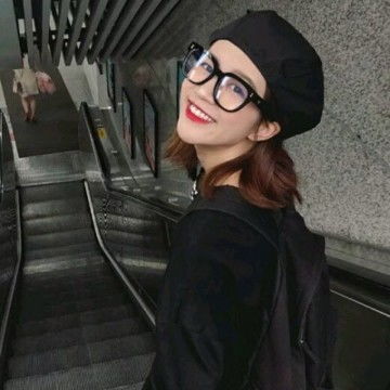 戴黑色眼框眼镜的女孩真人头像超气质网红美女