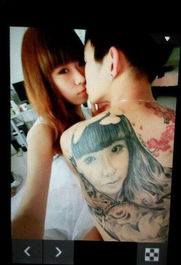 男子背上纹女友脸庞浓情蜜意你侬我侬
