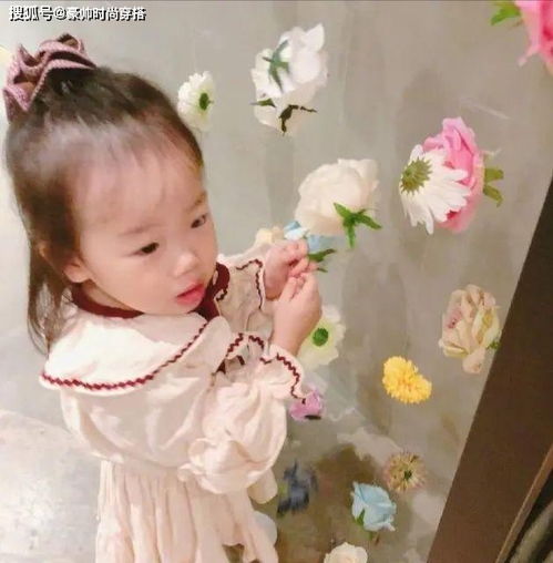 伊能静久违带女儿出街,3岁女儿模样变化大,瀑布长发太抢眼
