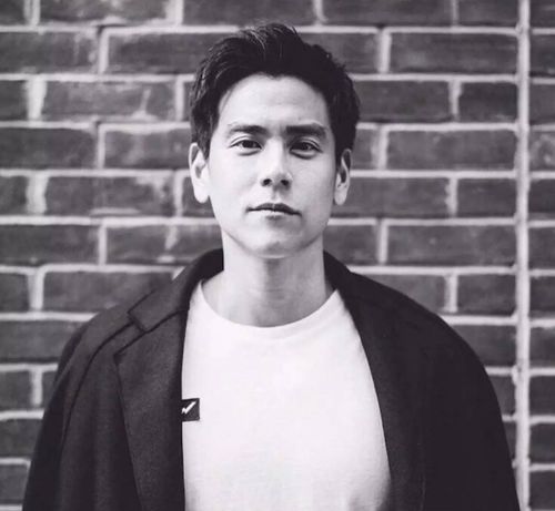 彭于晏开始放飞自我长发造型洒脱不羁,网友这难道不是陈坤吗