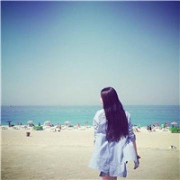 迷人的海边女生