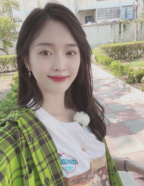 吴宣仪春日穿搭出炉扎双马尾尽显清纯少女感,休闲风照样秀身材