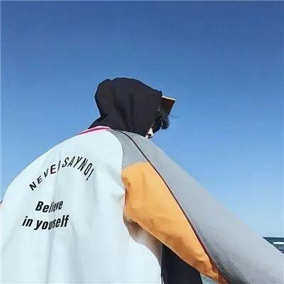 有哪些男士的背影图片可以当头像的黑色的,冷酷的那种