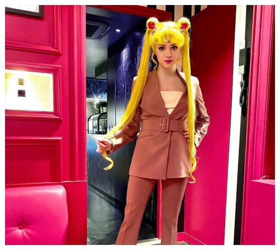 俄美女运动员梅德韦杰娃,变身美少女战士,网友超可爱