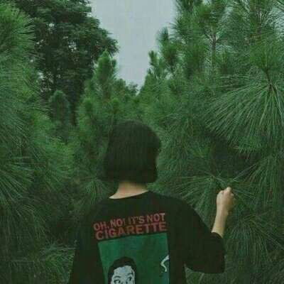 微信头像女生简单大方背影被风抚养成人