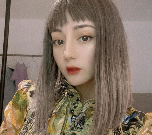 迪丽热巴又晒自拍,二次元刘海少女感十足,我却在关注她的双眼皮
