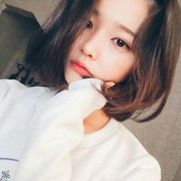一张白色衣服头上卡眼镜双手托腮的女生头像