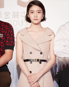 张雪迎穿刺绣长裙,剪短发难掩淑女优雅,网友妹妹好有气质