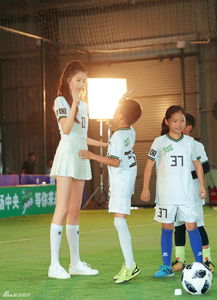 组图美少女队长关晓彤助梦少年球员穿百褶裙漫画腿细长