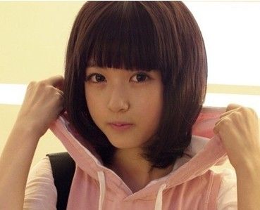 求刘海扎在后面头发披在肩上穿着很酷衣服的动漫女孩的照片