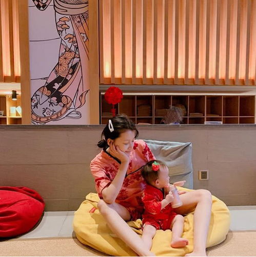 孙怡久违与女儿同框,长腿细出新高度,母女俩穿亲子装超温馨