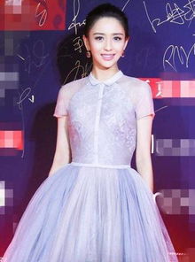 佟丽娅一身裙子真好看,网友漫画里的女生也是这样的
