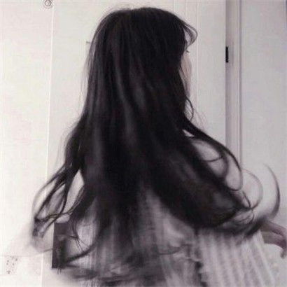 满头长发增加了美感,大气qq背影头像女生