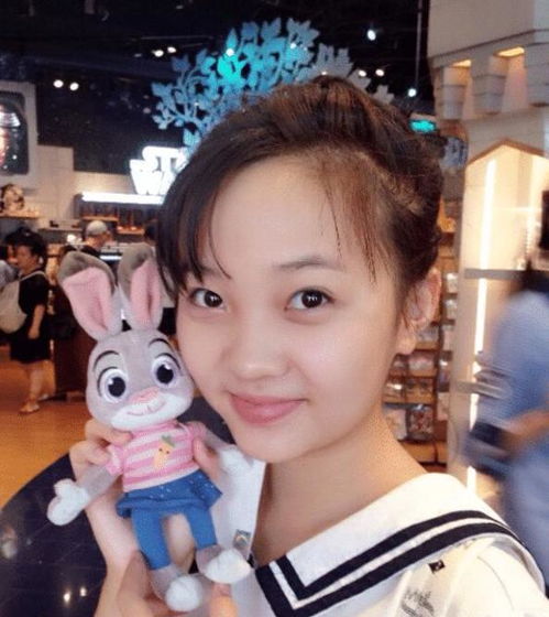奥运女孩林妙可21岁啦,晒照片庆祝大学毕业,从小美到大