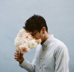 求一个男生捧花,有阳光的侧脸头像