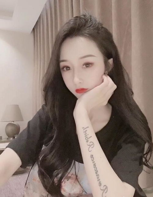刘一手老婆董莹莹照片,快手网红美女小莹莹尾巴私房照写真套图