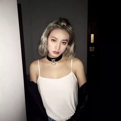 据说今年流行性感路线,这些发型和吊带裙更配