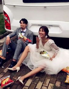 抖音美女莎莎爆火,婚纱裙子耷拉到肚皮胸都下垂了还敢这么穿
