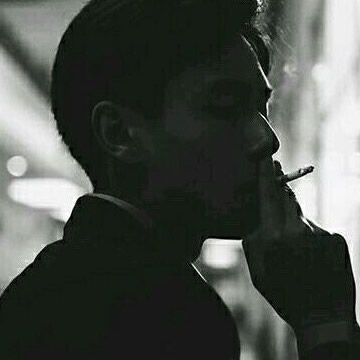 蒙面纱吸烟的妖男