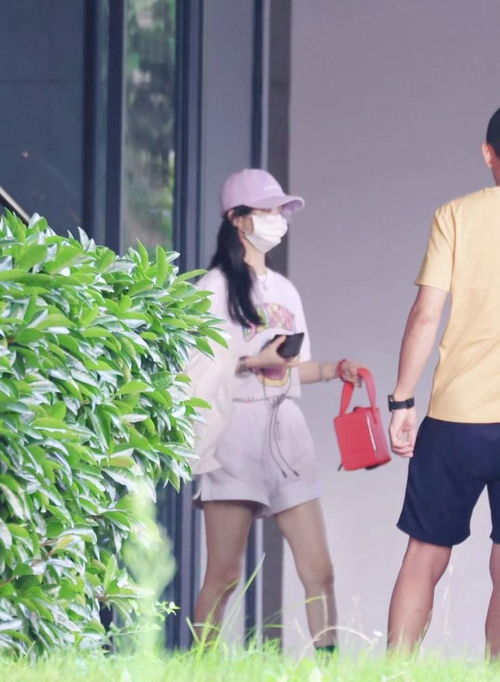 赵丽颖重返上海,疑似回冯绍峰家看儿子,戴眼镜穿卡通短袖超少女
