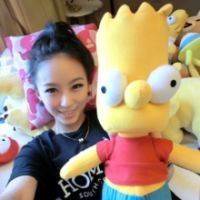 呆萌的头像抱着娃娃的女生