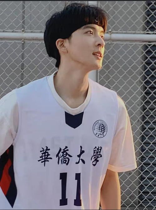 球场上的篮球少年,阳光帅气的很养眼哦