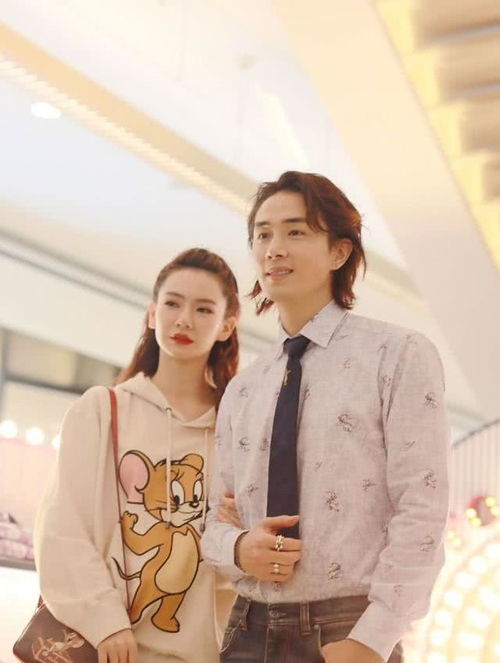 戚薇夫妇现身,李承铉为显霸气自己穿虎头衫,让老婆穿件卡通卫衣