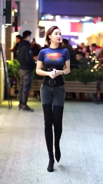 遇到这种短发气质美女,男生应该都会停下来看几眼吧