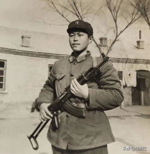 80年代,指导员在饭堂首次给孤儿过生日,战士热泪滚滚敬军礼