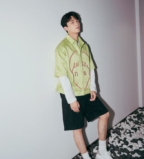 吴磊成熟气质初显,黑色西服套装搭配灰色针织衫,大长腿令人羡慕
