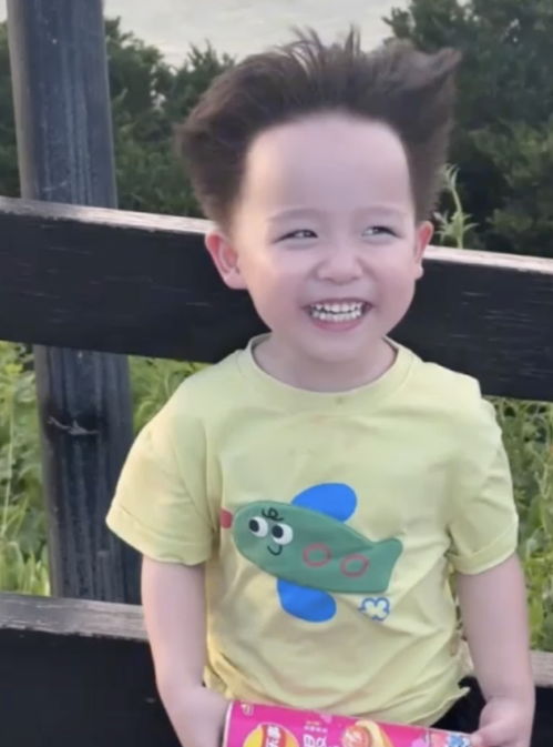 最强cos小男孩发型神似宫崎骏动画角色秀发飞扬