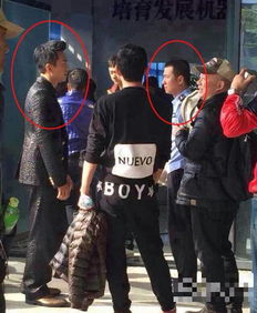 周星驰新片现场逗比邓超戏服夸张文章演警察