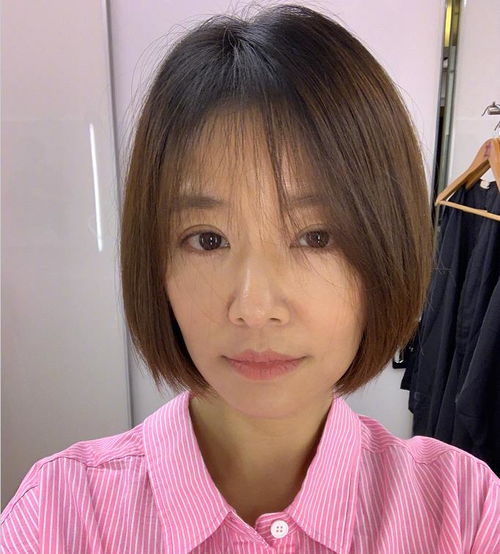 林心如把老气短发玩出新花样,穿粉色卫衣配破洞裤超少女