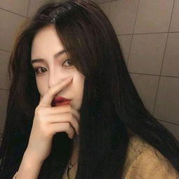 女生长发头像高冷微笑是我的伪装