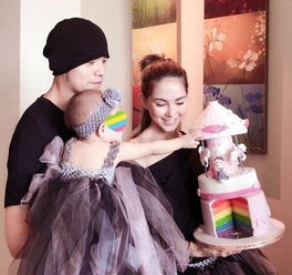 周杰伦晒女儿萌照,高马尾长辫,双手插兜连背影都萌翻了