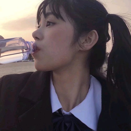 阳光洒脱女生头像复古气质女生qq头像