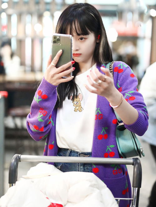 21岁范宁撞衫25岁吴宣仪,穿同款紫色开衫,少女感不相上下