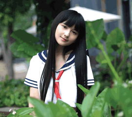 去百度图片搜索中国最美画家就会出来其中一张一个女生穿着水手服,