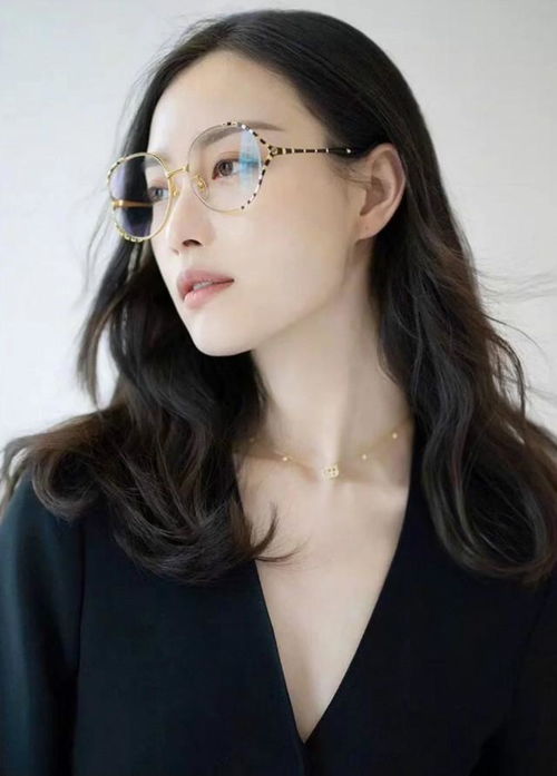 近视的女生别瞎戴眼镜,按照脸型来选镜框,选对了瘦脸又洋气