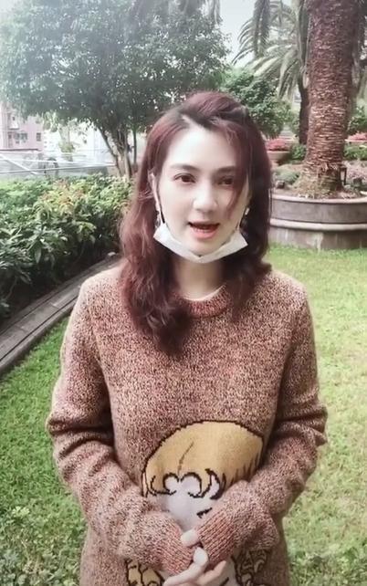 洪欣情伤后大变样染新发色配卡通毛衣,48岁辣妈美回18岁