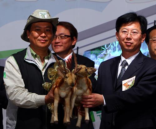 台湾梅花鹿长鬃山羊安抵齐鲁大地驶向新家