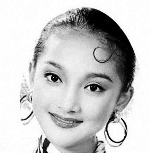 原来很多明星的名字都不是真名,周迅原名周米卡,杨紫真名好奇怪