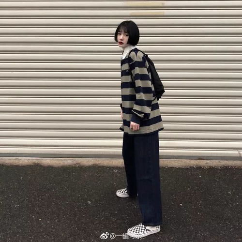 漫画脸酷炫少女火遍抖音,结果腿也是p的