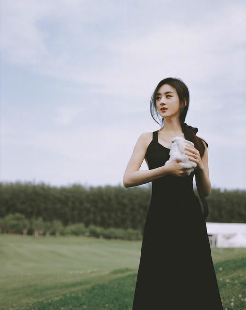 赵丽颖综艺路透图曝光,蓝色上衣搭配双马尾好少女,秒回十八岁